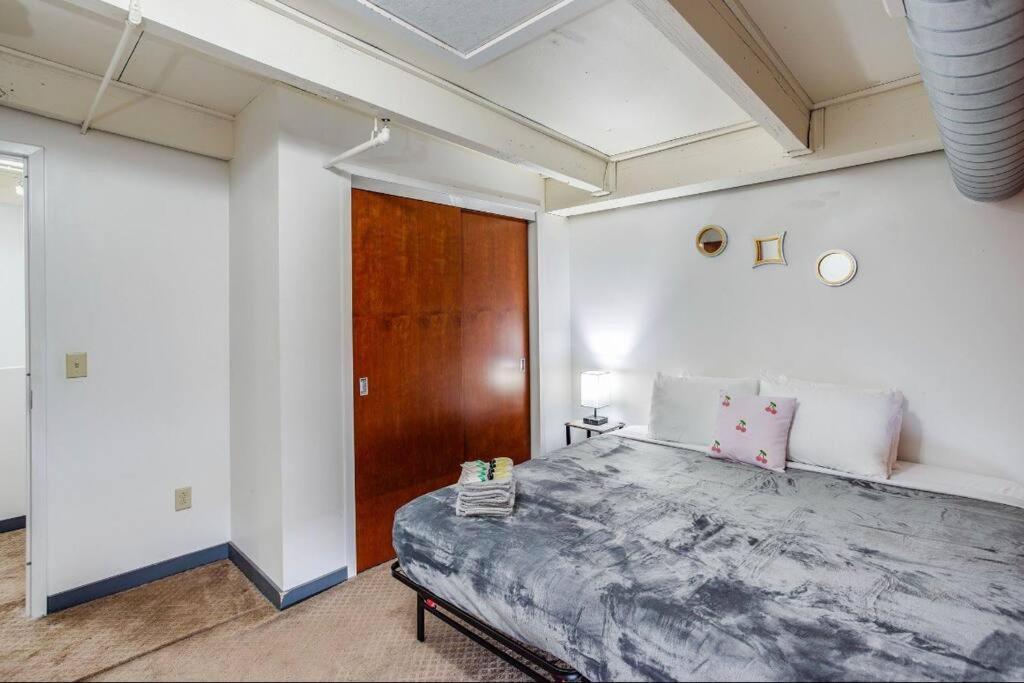 Appartamento Centric Modern Loft W/ King Beds Rochester Esterno foto