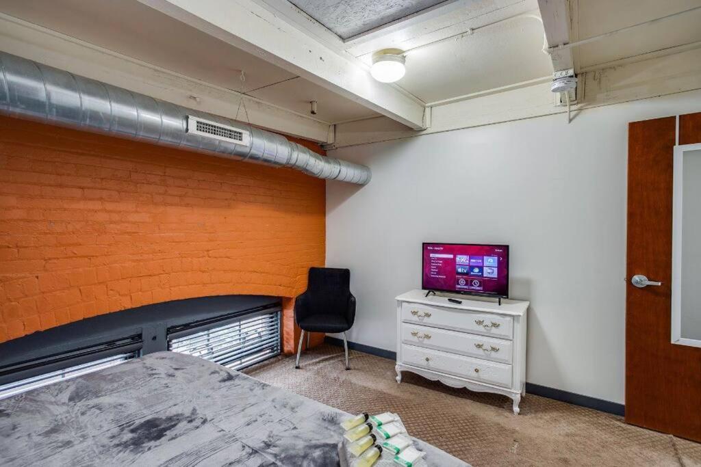 Appartamento Centric Modern Loft W/ King Beds Rochester Esterno foto