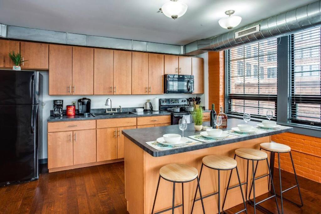 Appartamento Centric Modern Loft W/ King Beds Rochester Esterno foto