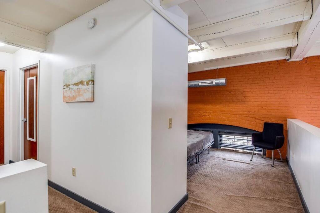 Appartamento Centric Modern Loft W/ King Beds Rochester Esterno foto